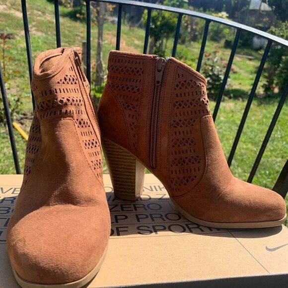 Nine West Women's Brown Leather Booties size 7 - Picture 1 of 2